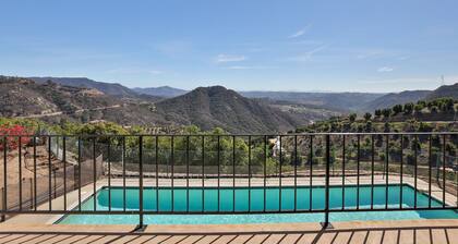 Magical and Luxury Villa/Tennis, Pool~Hot Spa, Views, Wine, Avocados