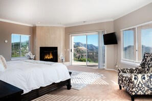 4 sovrum, skrivbord, strykjärn/strykbräda och resesäng