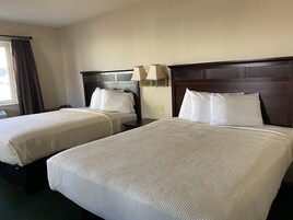 Habitación familiar, 2 camas de matrimonio | Tabla de planchar con plancha, wifi gratis, ropa de cama