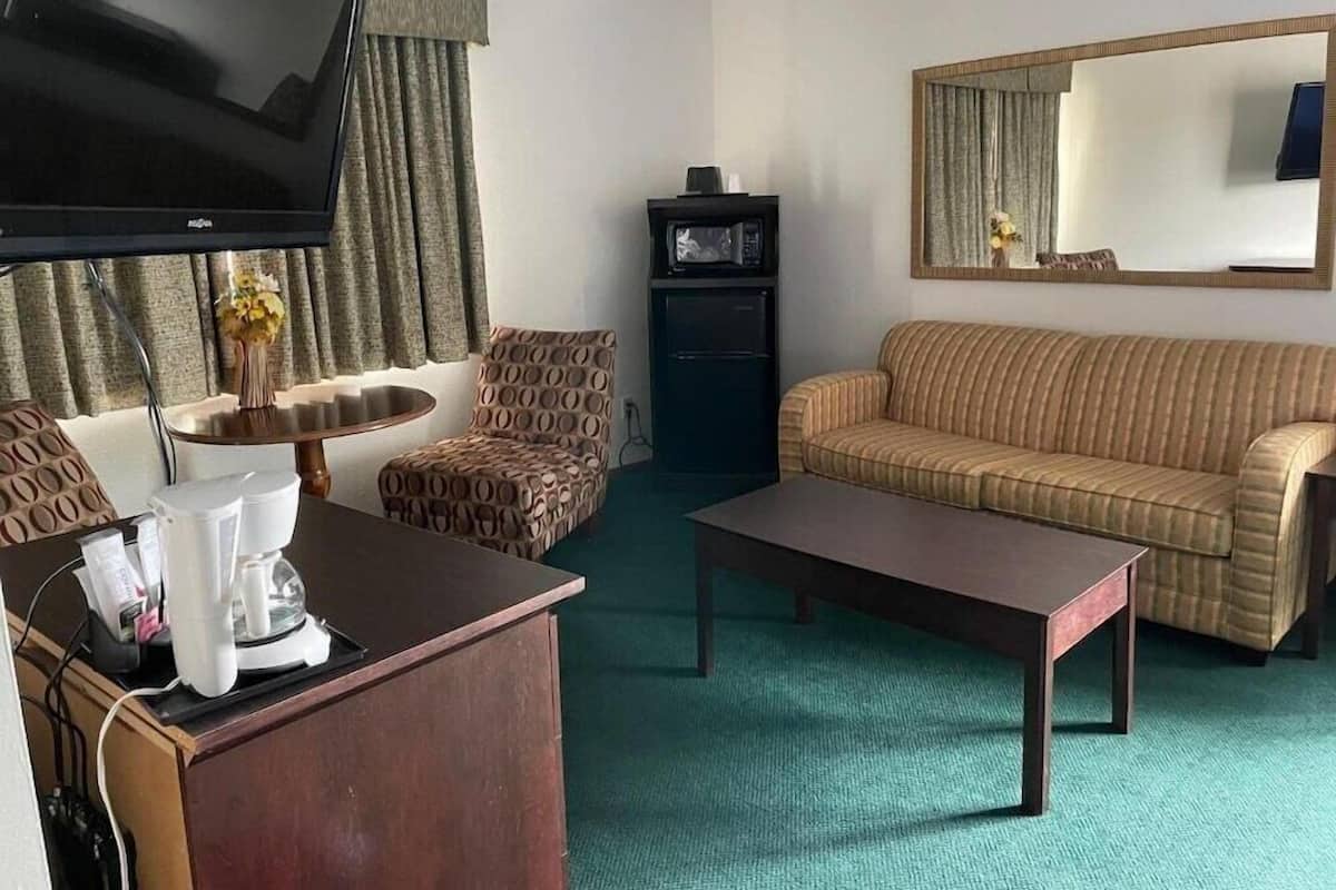 Living area | 36-inch flat-screen TV with cable channels, TV