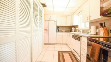 House, 5 Bedrooms | Private kitchen