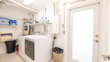 House, 5 Bedrooms | Laundry