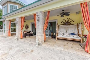 บ้านพัก, 4 ห้องนอน | ระเบียง