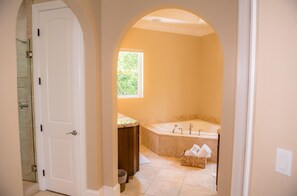 House, 5 Bedrooms | Bathroom | Towels