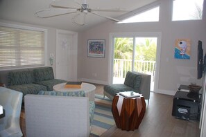 House, 4 Bedrooms | Ruang tamu