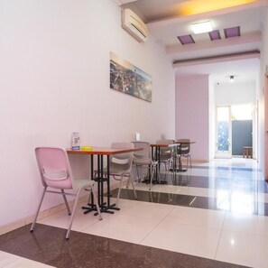 Dining - OYO 3808 Fif fa Hotel Kauman (Malang)