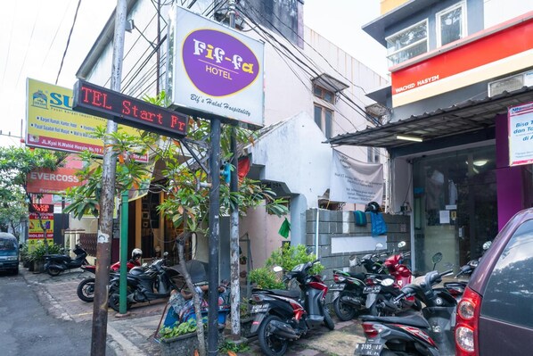Exterior - OYO 3808 Fif fa Hotel Kauman (Malang)