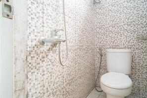 Bathroom - OYO 3808 Fif fa Hotel Kauman (Malang)