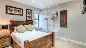 4 bedrooms, free WiFi, bed sheets, wheelchair access