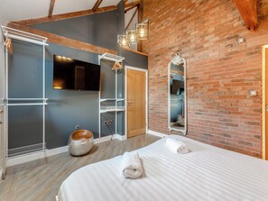 4 bedrooms, free WiFi, bed sheets, wheelchair access