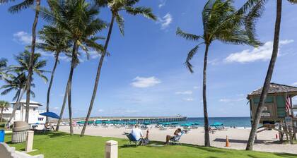 150 steps to BEACH Private Balcony Workspace