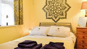 Room - Two Peas in a pod is a perfect romantic getaway in Aberaeron. (Aberaeron)