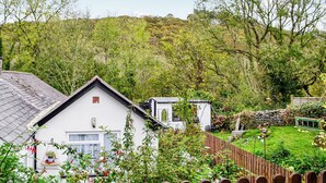 Property grounds - Two Peas in a pod is a perfect romantic getaway in Aberaeron. (Aberaeron)