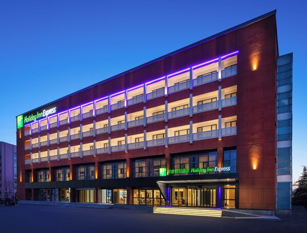 A multi-story Holiday Inn Express hotel with a modern design, featuring balconies and a prominent entrance.