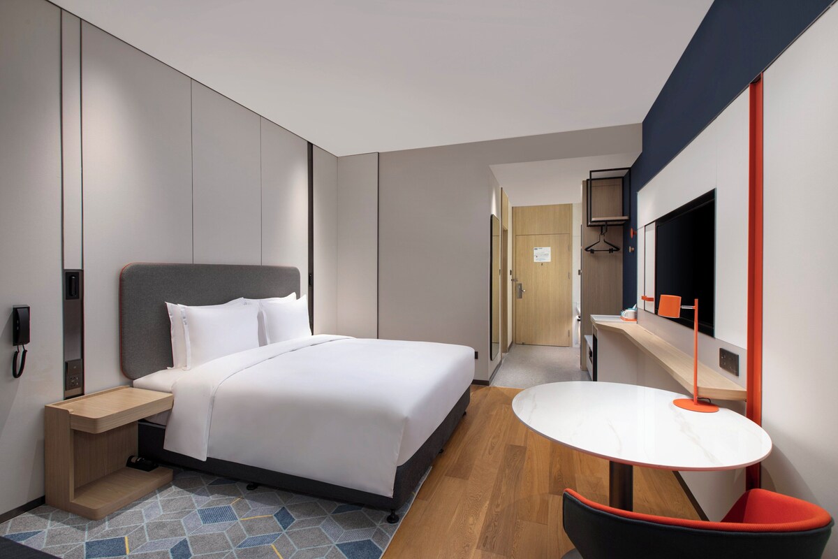Minibar, desk, soundproofing, WiFi (free)