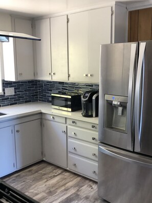 Fridge, microwave, oven, stovetop - Private, vintage, 2bd, 2ba, third acre lot, ocean views, amazing sunsets! (Encinitas)