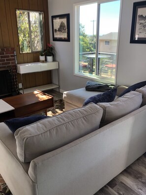 Smart-TV, Kamin, Bücher