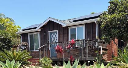 Private, vintage, 2bd, 2ba, third acre lot, ocean views, amazing sunsets!