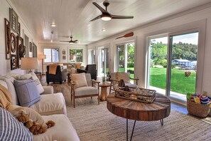 Smart-TV, Kamin, Videospiele, Tischfußball