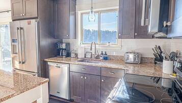 Frigorífico, microondas, horno y placa de cocina