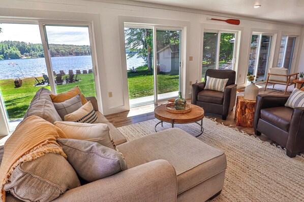 Älytelevisio, takka, videopelejä, pöytäjalkapallopöytä