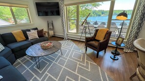 Älytelevisio, takka, videopelejä, pöytäjalkapallopöytä