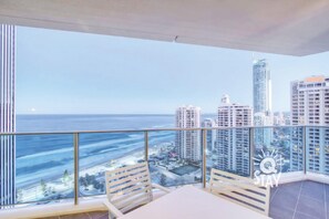 Outdoor dining - H'Residences – 2 Bedroom Ocean, River View (SURFERS PARADISE)