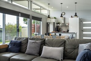 TV - Amaroo 2 - Freycinet Holiday Houses (Coles Bay)