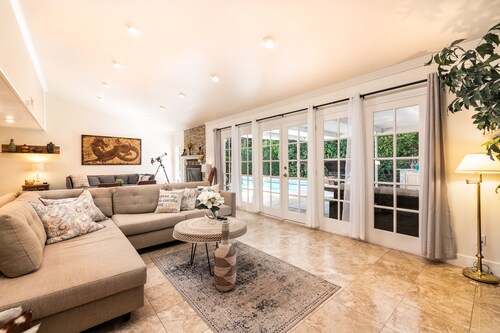 Villa Sausalito - Newly Designed 4BR House w/ POOL by Topanga