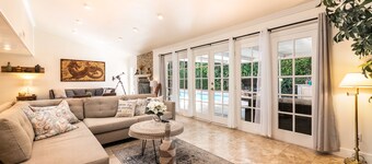 Villa Sausalito - Newly Designed 4BR House w/ POOL by Topanga