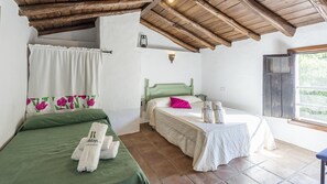 3 makuuhuonetta, vauvan matkasänky