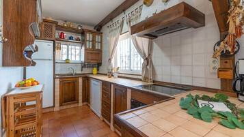 Frigorífico, microondas, horno y placa de cocina