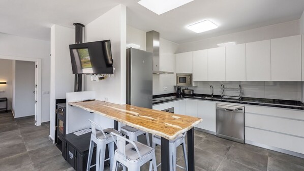 Geladeira, micro-ondas, fogão, cooktop