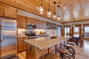 Chalet rustique, Plusieurs lits, vue sur la montagne | Cuisine privée | Réfrigérateur, four à micro-ondes, un four, surface de cuisson