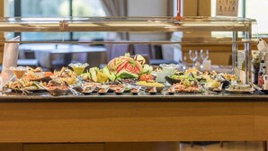 Ein Buffet mit verschiedenen Speisen und einer Glastheke.