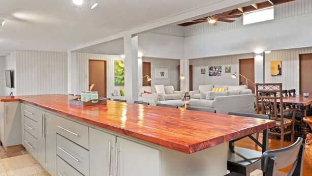 Une cuisine spacieuse dotée d’un plan de travail en bois et de meubles de rangement modernes.