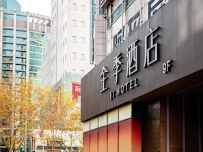 A hotel sign with Chinese characters and the name 'JI HOTEL' in English.