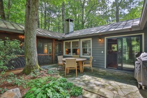 Outdoor dining - Linger Longer: One-Level Luxury Home w/ Screened Porch, 2 Fireplaces, Firepit (Highlands)