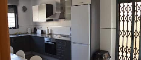 Kühlschrank, Ofen, Herdplatte, Geschirrspüler