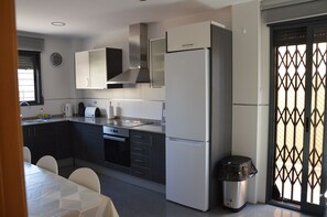 Kjøleskap, ovn, kokeplater og oppvaskmaskin