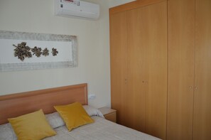 4 bedrooms, desk, iron/ironing board