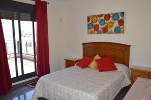 4 bedrooms, desk, iron/ironing board