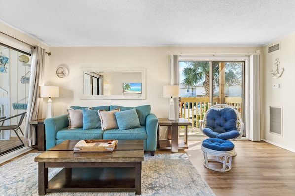 Smart TV, books - Condo on a Golf Course, 5 Minute Walk to Private Beach (Destin)