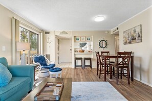 Smart TV, books - Condo on a Golf Course, 5 Minute Walk to Private Beach (Destin)