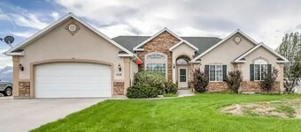 Cheerful 4-Bedroom home with an interior fireplace