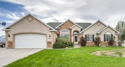 Cheerful 4-Bedroom home with an interior fireplace