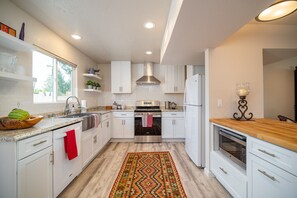 Fridge, microwave, oven, stovetop - Contemporary Casa  (Santa Fe)