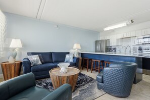 Smart TV - Island Surf #8  1st Floor + Poolside + Beachfront + Beach Service! (Fort Walton Beach)