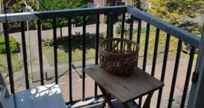 Cozy apartment in a quiet and well-connected area.