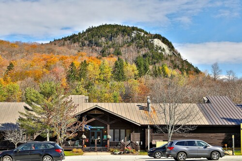 The Pico Escape: 3BR/2BA Ski On/Ski Off at Pico Mountain. Close to Killington.